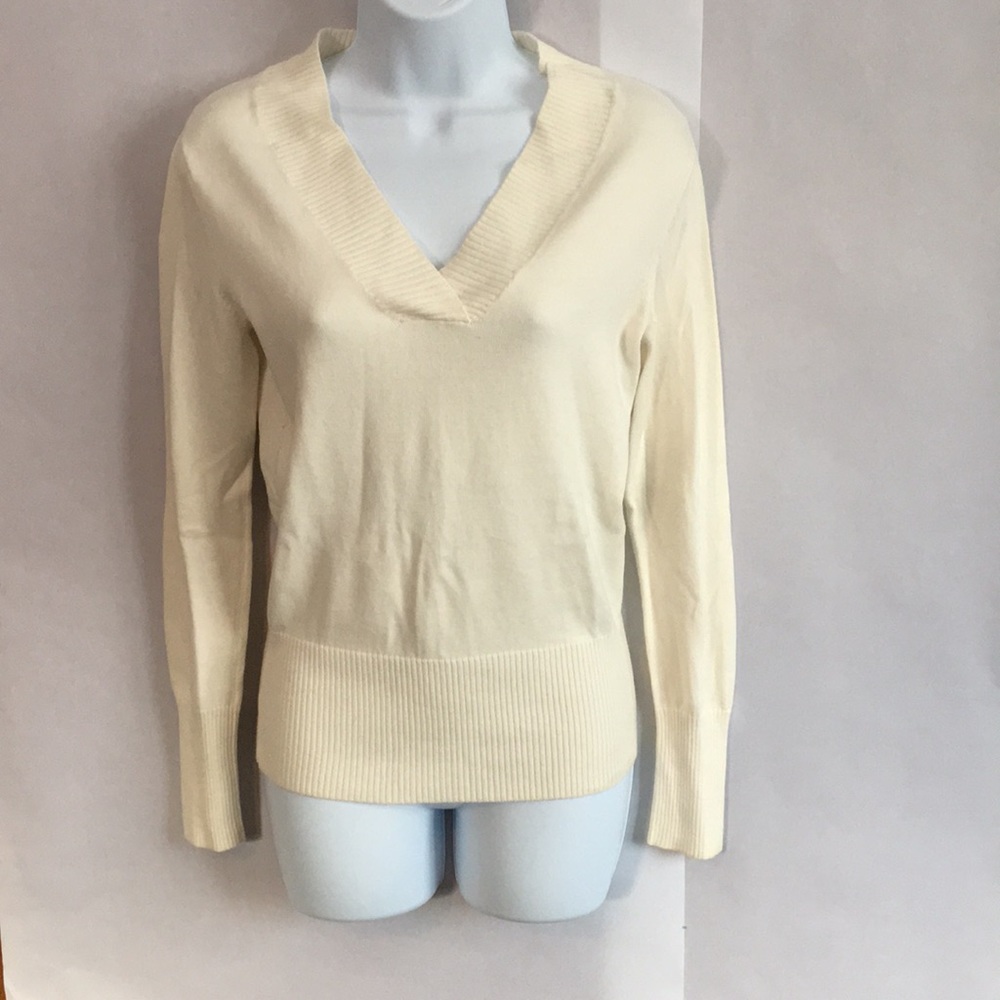 Gap cream v neck sweater